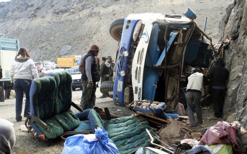 В Боливии в результате столкновения автобуса с грузовиком погибли 12 человек