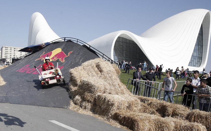 Heydər Əliyev Mərkəzinin qarşısında Red Bull Soapbox” yarışı keçirilib