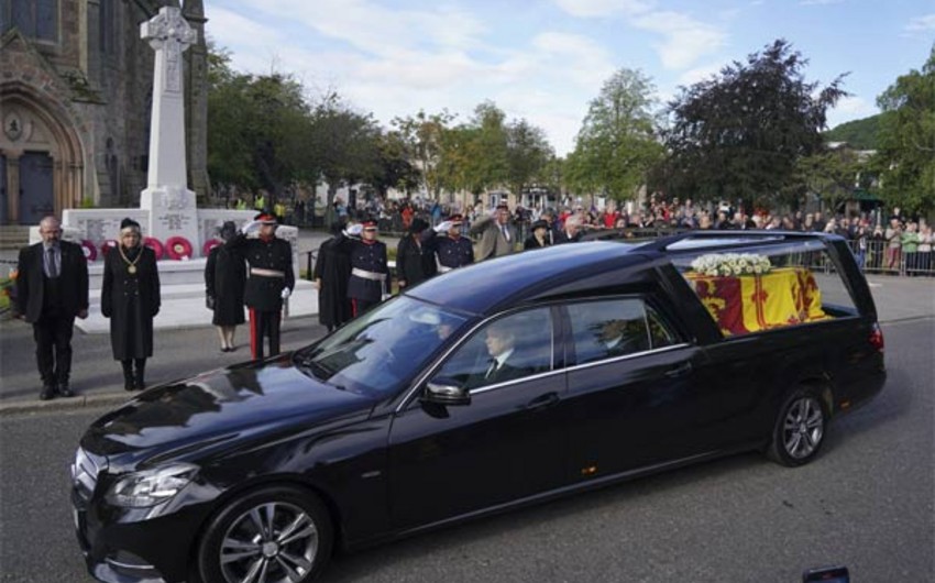 В Шотландии 26 тыс. человек попрощались с Елизаветой II, ее гроб доставят в Лондон