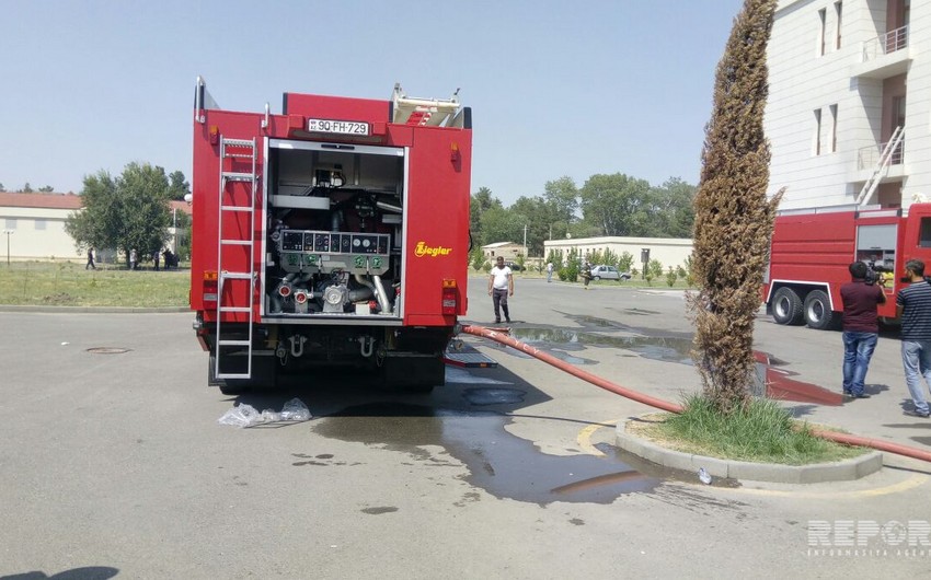 Во время пожара в Евлахе отравились дымом 4 сотрудника больницы и 2 сотрудника МЧС