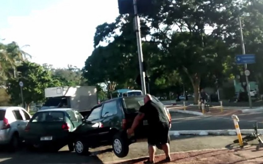 В Бразилии велосипедист на глазах у прохожих убрал с дороги автомобиль - ВИДЕО