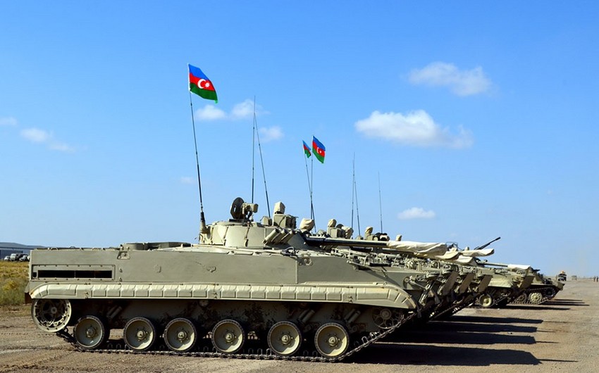 Экипажи БМП азербайджанской армии выполняют боевые стрельбы