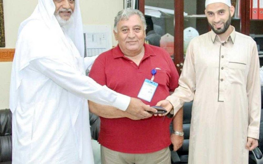 Azerbaijani pilgrim returns lost purse to its owner during Hajj