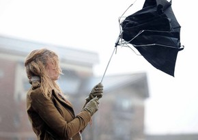 В Баку шесть женщин пострадали из-за сильного ветра 