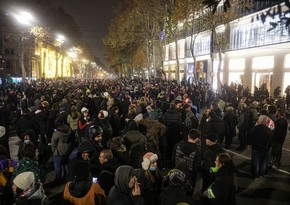 В Тбилиси митингующие перекрыли движение около университета