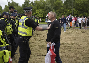 Britaniyada sosial şəbəkə istifadəçiləri etiraz çağırışlarına görə pisləniliblər  