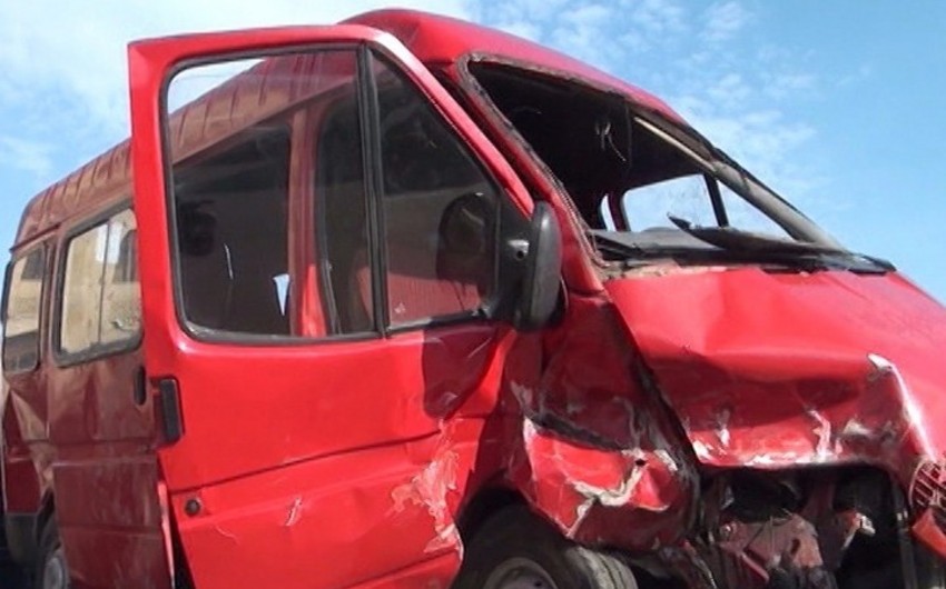 Следовавший из Лянкярана в Баку микроавтобус перевернулся, 6 раненых