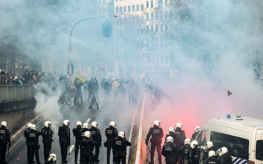 В ходе беспорядков в Брюсселе пострадали не менее 15 человек