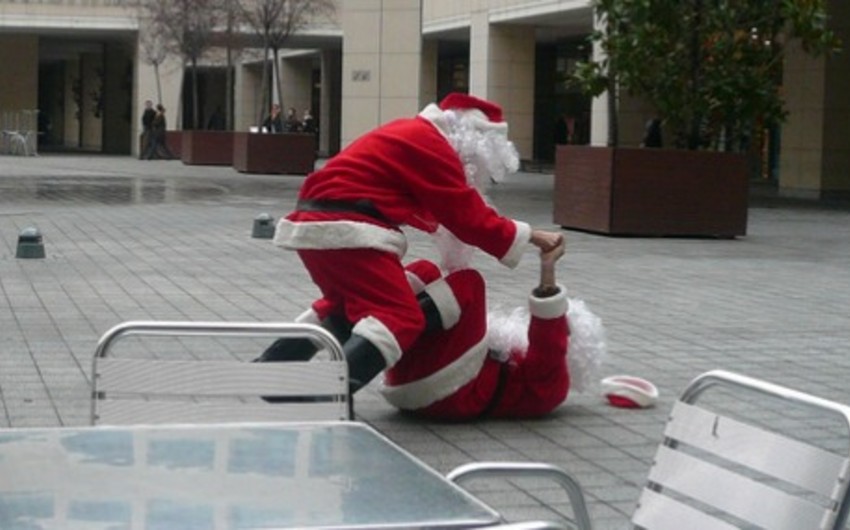 В Нью-Йорке Санта-Клаусы устроили драку на улице - ВИДЕО