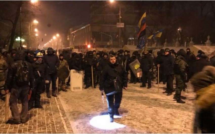Polis Ukrayna Ali Radasının yaxınlığındakı çadır düşərgəsinə daxil olub, yaralananlar var