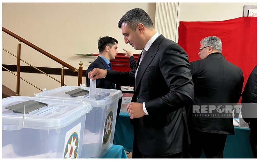 Central Bank's governor votes in Azerbaijan presidential elections