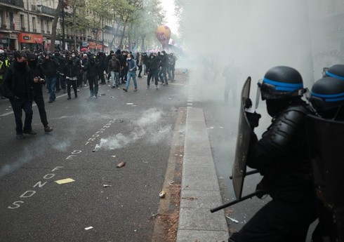 В Париже задержаны десятки участников первомайской демонстрации