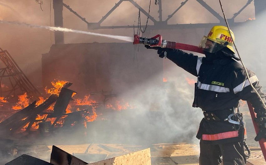 Число погибших при пожаре в мебельном цехе в Баку возросло до семи