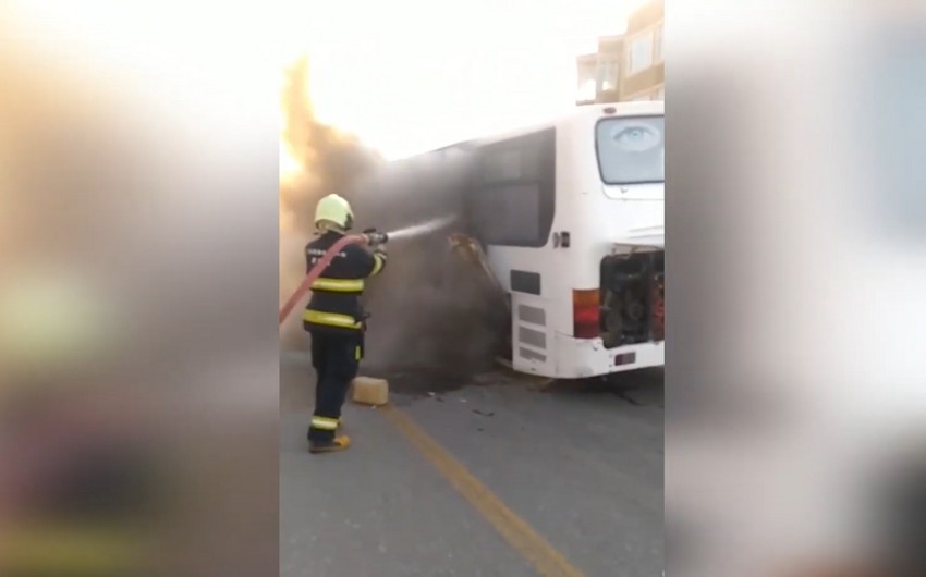 В Баку сгорел пассажирский автобус