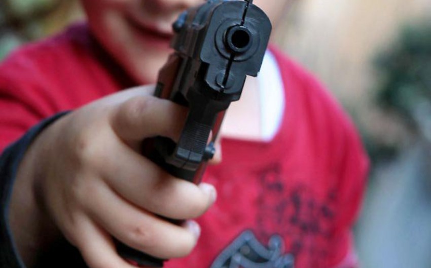В США двухлетний ребенок случайно застрелил свою мать из пистолета