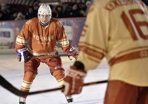 Putin takes part in hockey match