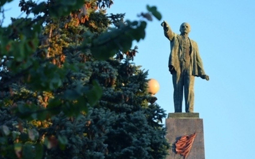 В Киеве снесли последний памятник Ленину