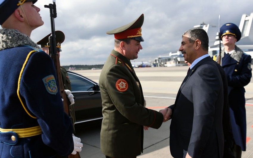 Министр обороны Азербайджана ознакомился с боевой техникой военно-промышленного  комплекса Беларуси