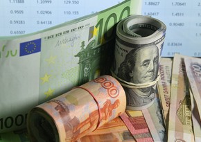 Курс доллара сравнялся с курсом евро в украинских обменниках