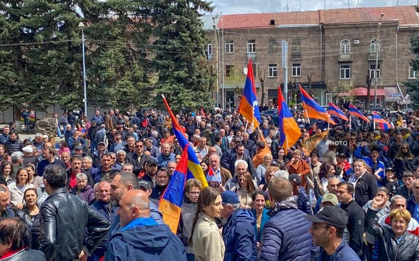 Десятки оппозиционеров в Ереване доставлены в полицейские участки