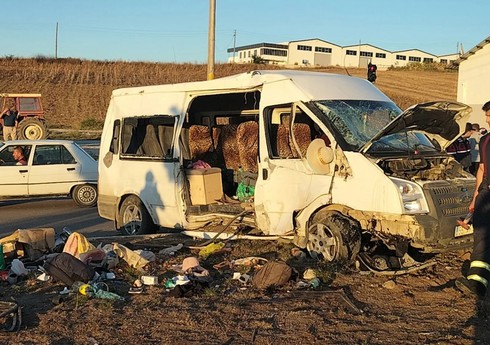 В Турции перевернулся микроавтобус, пострадали до 30 человек