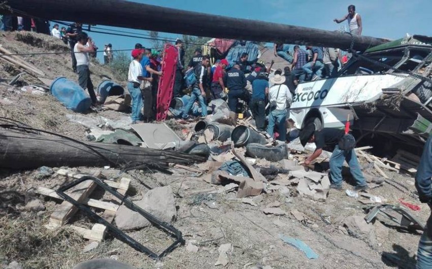 Meksikada mikroavtobus yük maşını ilə toqquşub, 11 nəfər ölüb