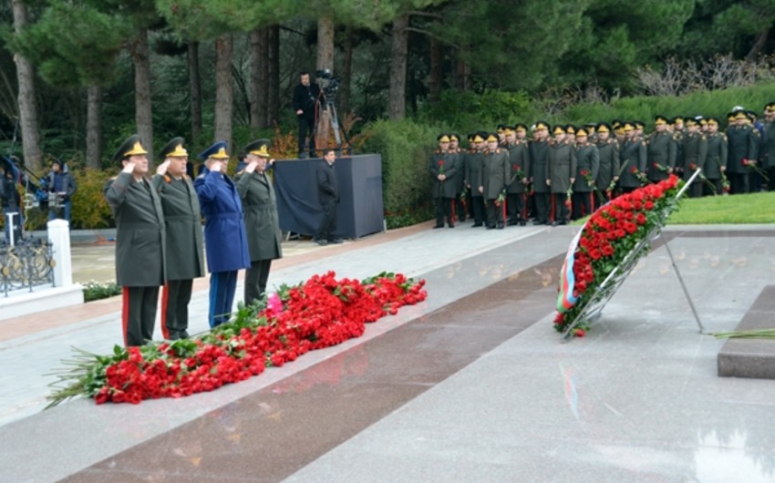 Defense Ministry staff visit Alley of Honor to commemorate national leader Heydar Aliyev