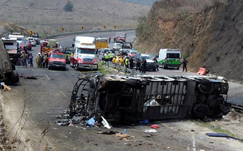 Meksikada yol qəzasında 20 nəfər ölüb