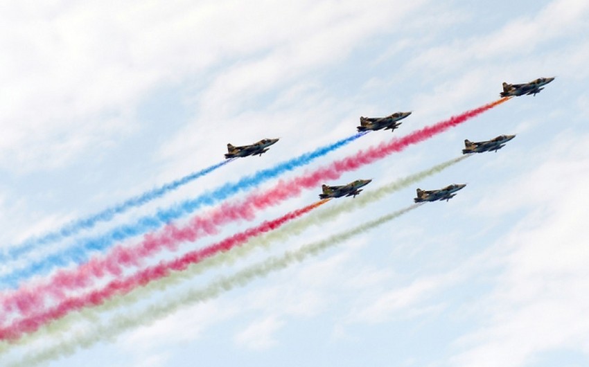 Азербайджанские военные самолеты продемонстрировали красочное авиашоу - ВИДЕО