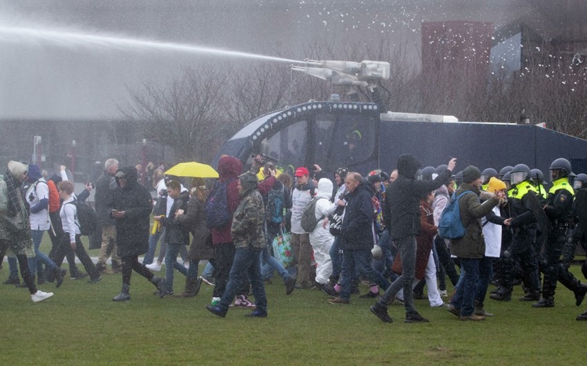 В Амстердаме полиция применила водометы против протестующих