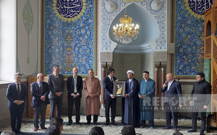 Georgian PM visits Tblisi Juma Mosque and congratulates Muslims