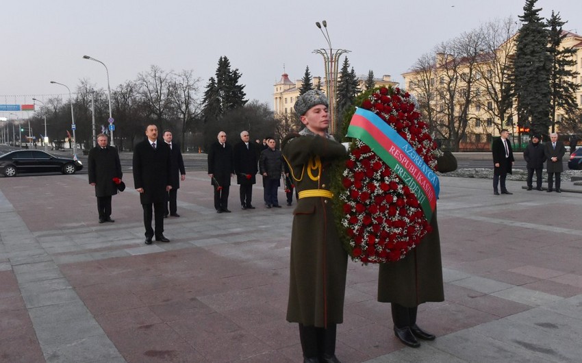 ​Президент Азербайджана Ильхам Алиев посетил площадь Победы в Минске