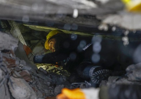 Болгарские спасатели обнаружили в Антакье выжившую под завалами семью из пяти человек