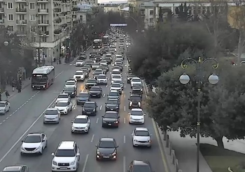 На ряде улиц в Баку наблюдаются пробки
