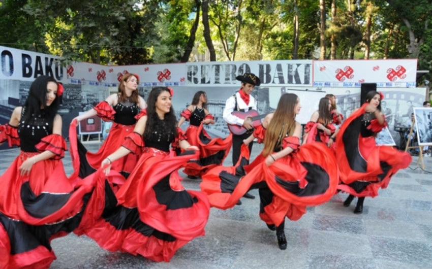 “Səs Azərbaycan” yarışmasının iştirakçıları Retro Bakı layihəsində çıxış ediblər