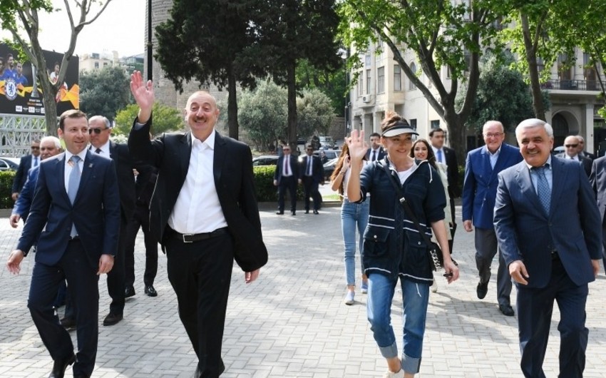 Президент Ильхам Алиев прогулялся по Приморскому национальному парку - ФОТО