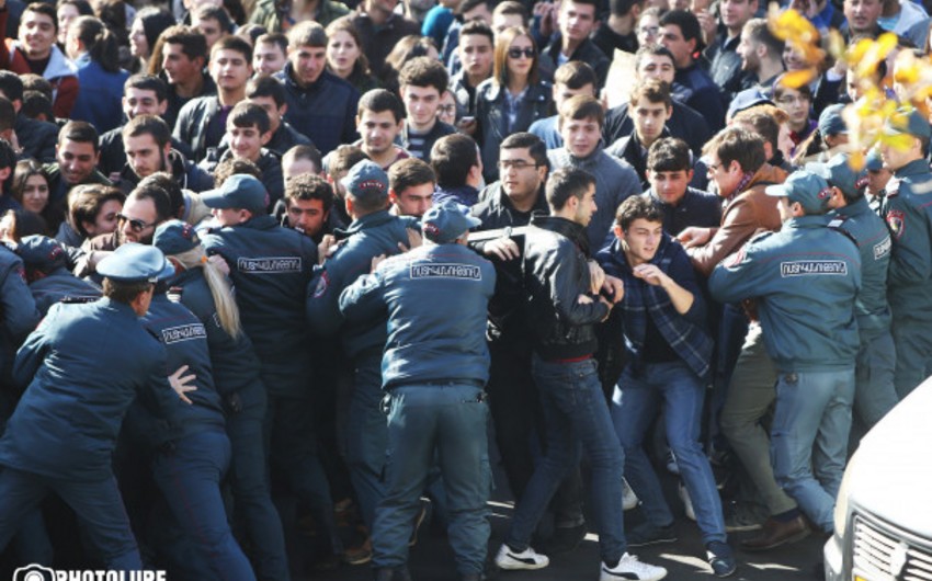 У здания парламента Армении началась потасовка между полицейскими и студентами