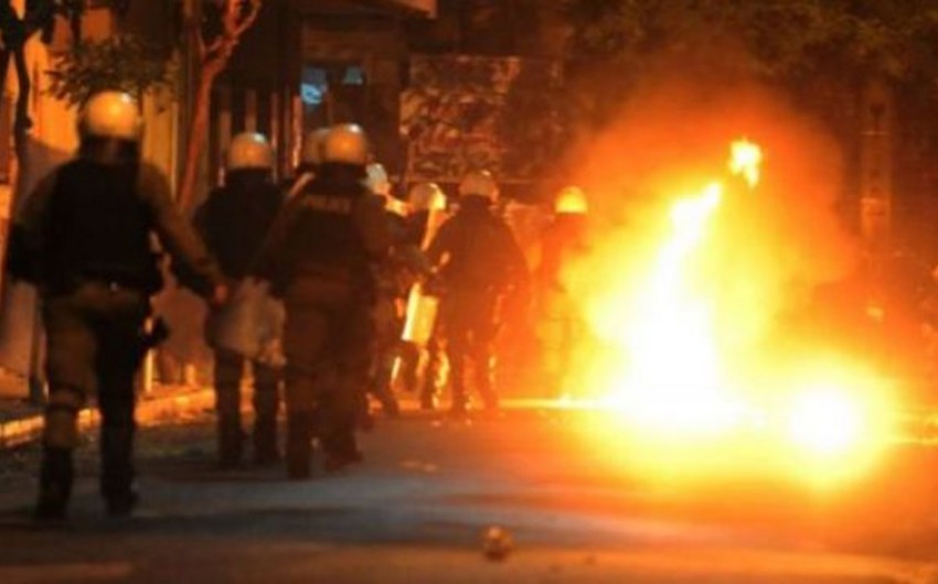 Возле университета в центре Афин происходят беспорядки