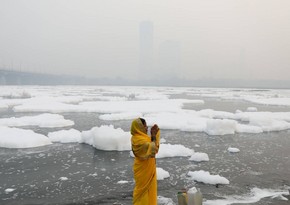 Yeni Dehlidə Yamuna çayını toksik köpük örtüb