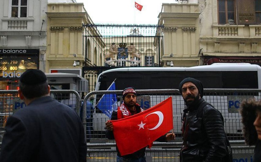 Niderlandın İstanbuldakı konsulluğu üzərində Türkiyə bayrağı qaldırılıb