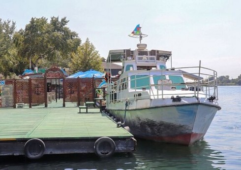 В Мингячевире на реке Кура на лодке вспыхнул пожар, пострадали 10 человек