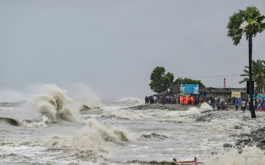 В Бангладеш при ударе циклона Ремал погибли по меньшей мере три человека
