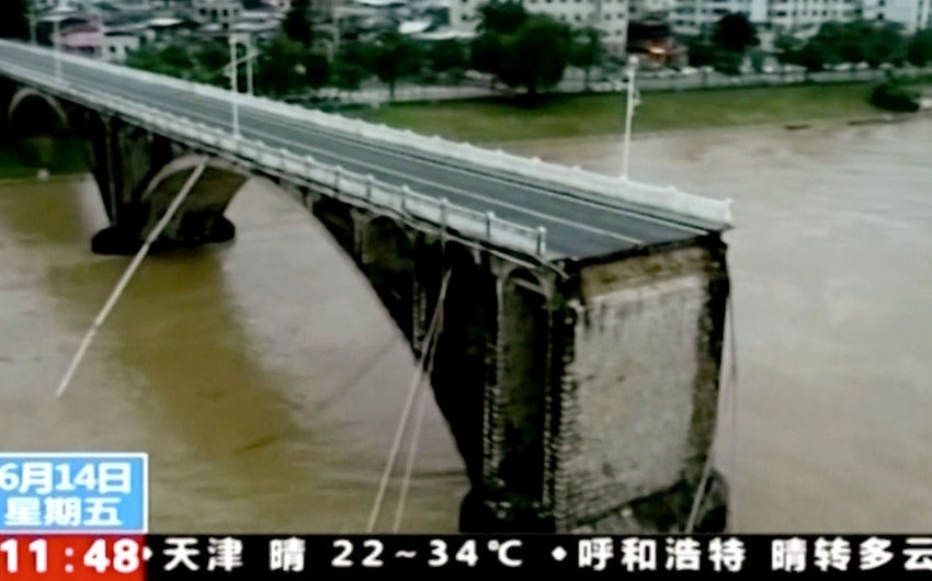 Çində körpü uçub, iki avtomobil suya düşüb