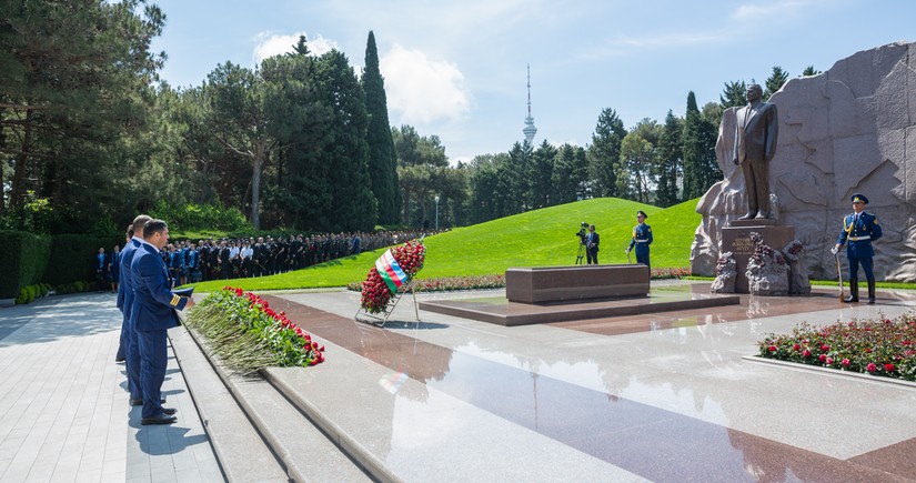 AZAL staff pays tribute to memory of Great Leader Heydar Aliyev  