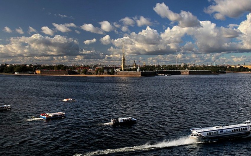 В Петербурге на Неве столкнулись три туристических теплохода