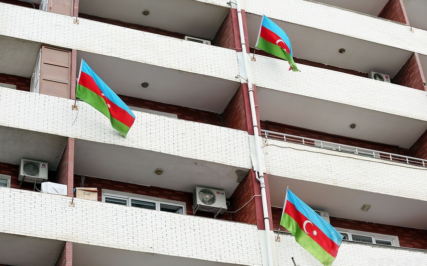 Баку украшен государственными флагами