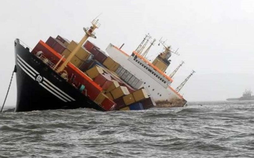 Yaponiyada tayfuna görə Panama gəmisi batıb