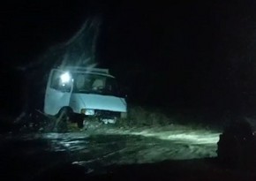 Qaxda yük avtomobili sel nəticəsində çayda batıb, sürücü xilas edilib