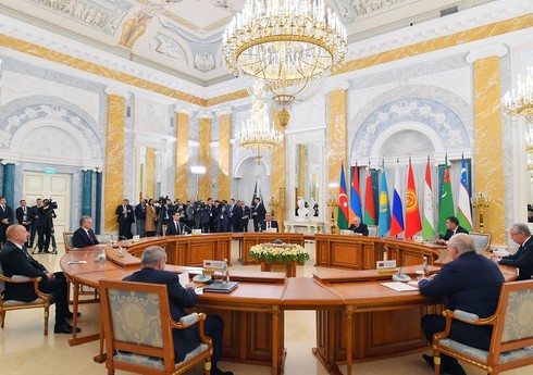 Президент Азербайджана принимает участие на неформальной встрече глав государств СНГ в Санкт-Петербурге