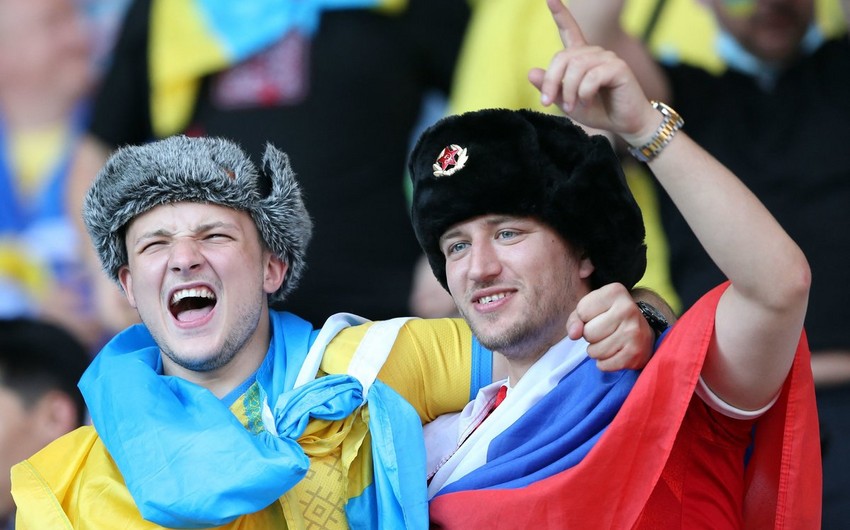 AVRO-2020: Ukraynalılar Rusiya bayrağı tutan azarkeşə hücum etdi